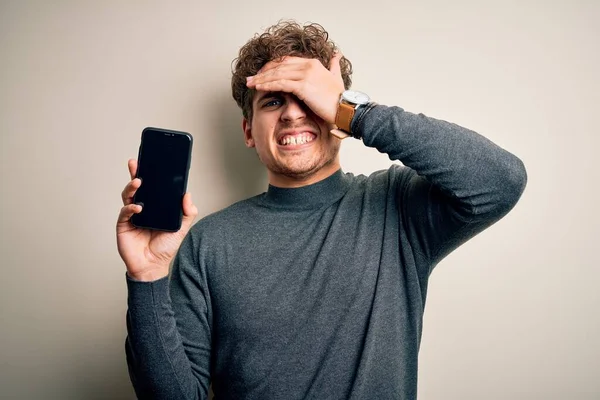 Mladý Světlovlasý Muž Kudrnatými Vlasy Němž Stál Chytrý Telefon Nad — Stock fotografie