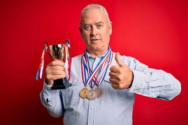 Edad Media Hoary Hombre Exitoso Con Medallas Sosteniendo Trofeo Sobre — Foto de Stock