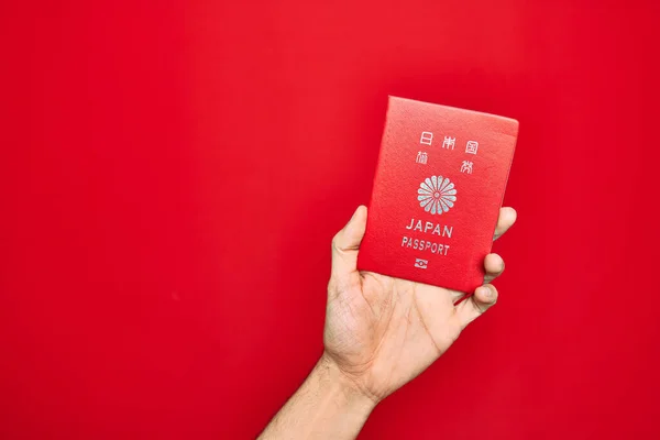 Krásná Ruka Muže Držící Italský Cestovní Pas Označení Izolovaném Červeném — Stock fotografie