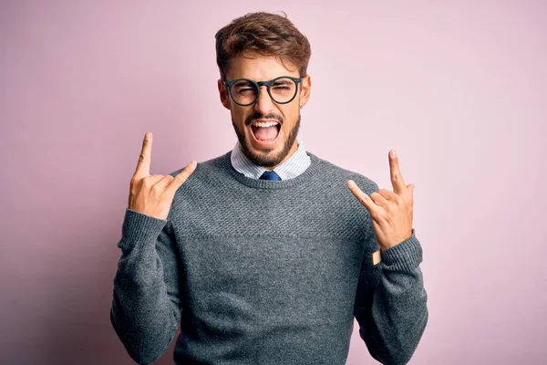 Ein Junger Gutaussehender Mann Mit Bart Brille Und Pullover Steht — Stockfoto