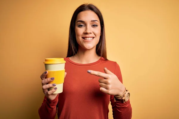 Young Beautiful Brunette Woman Drinking Cup Takeaway Coffe Yellow Background — Stock Photo, Image