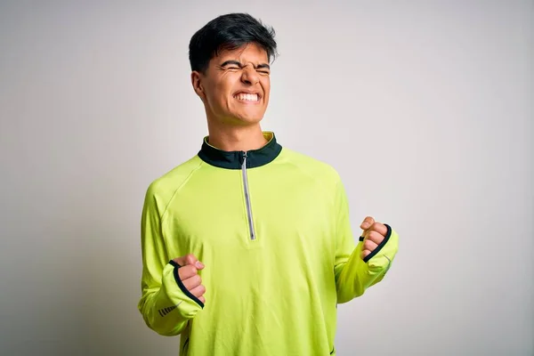 Jovem Desportista Bonito Fazendo Esporte Vestindo Sportswear Sobre Fundo Branco — Fotografia de Stock