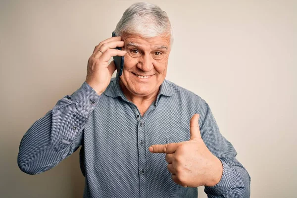 Senior Hoary Man Har Samtal Talar Smartphone Över Vit Bakgrund — Stockfoto