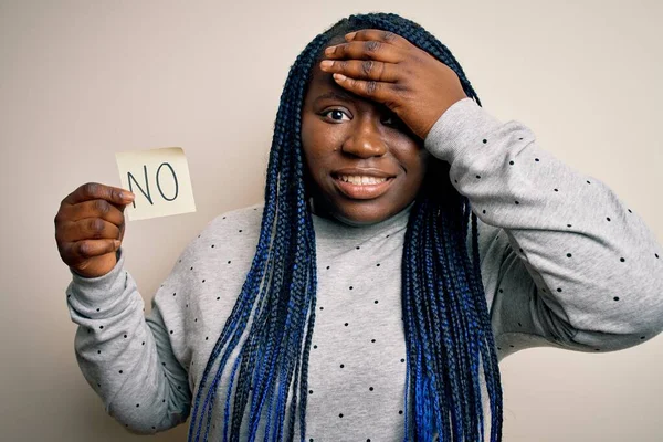 Молодая Африканская Американка Плюс Женщина Косичками Держащая Напоминающую Бумагу Стресса — стоковое фото
