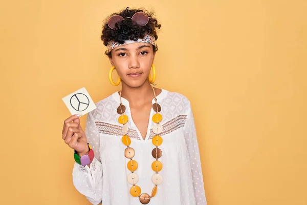 Красивая Африканская Афро Хиппи Женщина Солнцезащитных Очках Держащая Знак Мира — стоковое фото