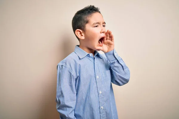 Een Jong Jongetje Met Een Elegant Shirt Een Geïsoleerde Achtergrond — Stockfoto