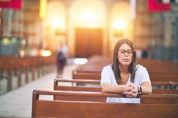 Joven Hermosa Mujer Rezando Rodillas Banco Iglesia —  Fotos de Stock