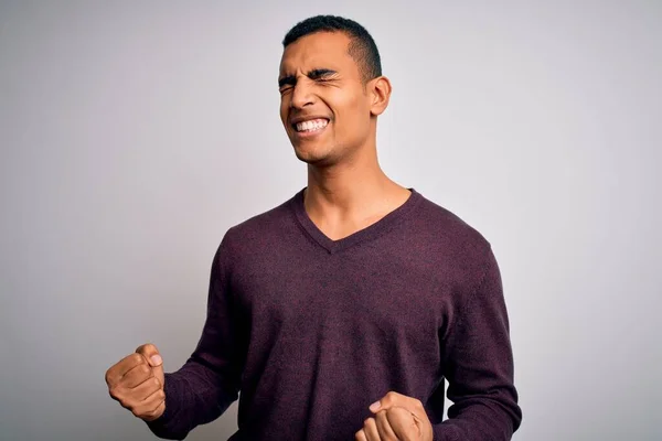 Jovem Homem Afro Americano Bonito Vestindo Camisola Casual Sobre Fundo — Fotografia de Stock