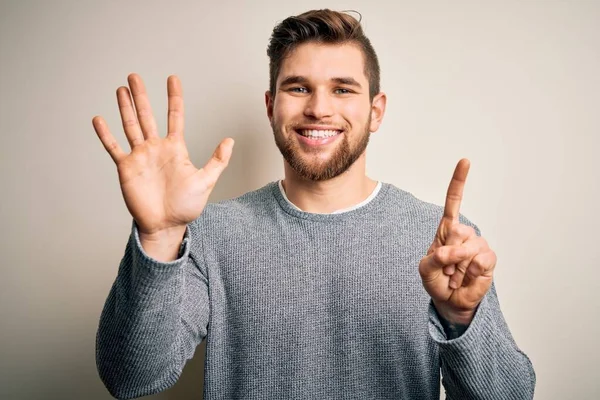 Joven Hombre Rubio Guapo Con Barba Ojos Azules Usando Suéter —  Fotos de Stock