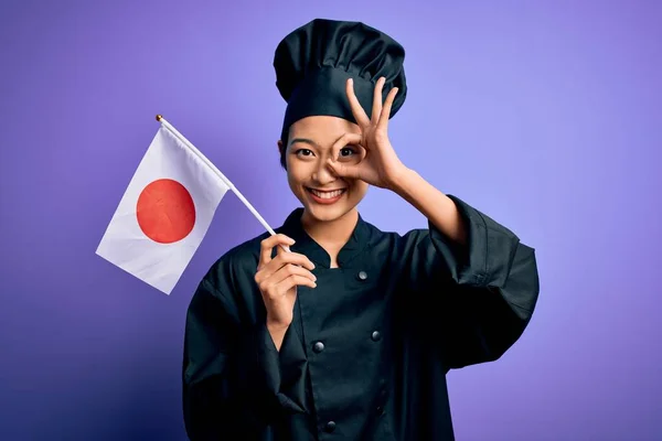 Молодая Китайская Шеф Повар Женщина Форме Плита Шляпа Держа Японский — стоковое фото