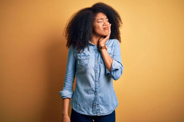 Jovem Mulher Americana Africana Bonita Com Cabelo Afro Sobre Fundo — Fotografia de Stock