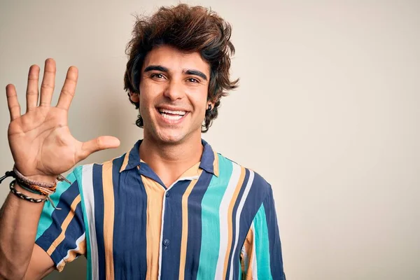 Joven Hombre Vacaciones Con Camisa Colorida Verano Pie Sobre Fondo — Foto de Stock