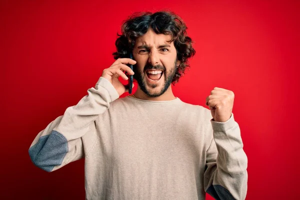 Pohledný Muž Vousy Konverzace Mluví Smartphonu Přes Červené Pozadí Křičí — Stock fotografie