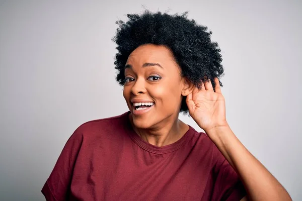 Joven Mujer Afro Afroamericana Hermosa Con Pelo Rizado Con Camiseta —  Fotos de Stock