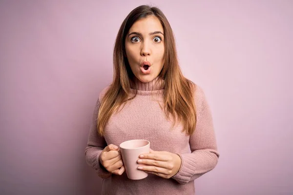 Giovane Donna Bionda Che Beve Una Tazza Caffè Sfondo Rosa — Foto Stock