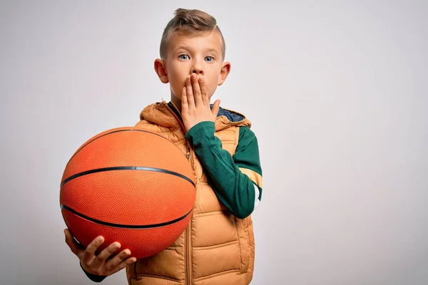 Jonge Kleine Kaukasische Sportjongen Basketbal Spelen Met Oranje Bal Geïsoleerde — Stockfoto