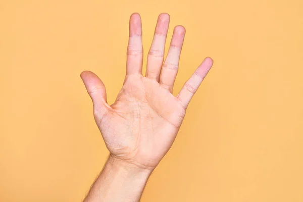 Mano Joven Caucásico Mostrando Dedos Sobre Fondo Amarillo Aislado Contando —  Fotos de Stock