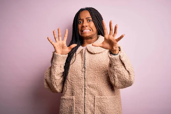 Jonge Afro Amerikaanse Vrouw Draagt Mode Winterjas Roze Geïsoleerde Achtergrond — Stockfoto