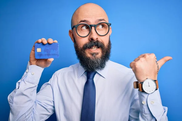 Bonito Homem Negócios Careca Com Barba Segurando Cartão Crédito Sobre — Fotografia de Stock