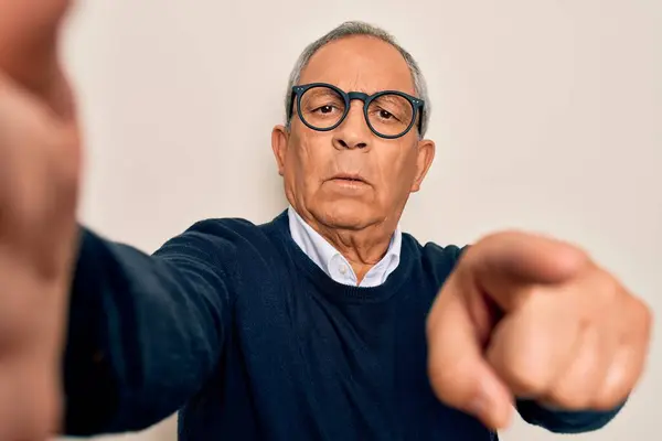 Älterer Gutaussehender Grauhaariger Mann Mit Pullover Und Brille Macht Selfie — Stockfoto