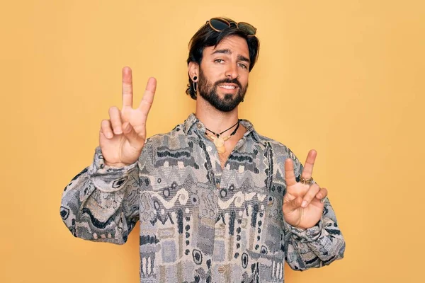 Jonge Knappe Spaanse Boheemse Man Hippie Stijl Een Zonnebril Glimlachend — Stockfoto