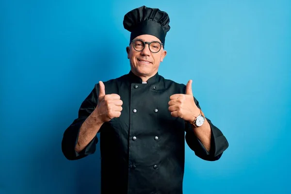 Hombre Guapo Cocinero Pelo Gris Mediana Edad Con Uniforme Cocina —  Fotos de Stock