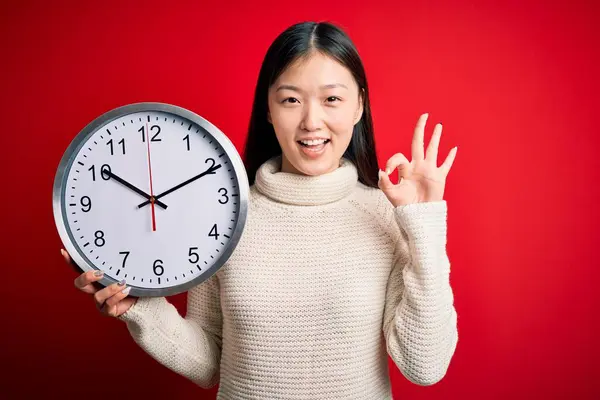 Junge Asiatische Frau Hält Countdown Große Uhr Über Rotem Hintergrund — Stockfoto