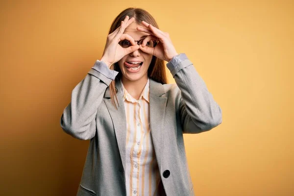 Jonge Mooie Roodharige Vrouw Draagt Jas Bril Geïsoleerde Gele Achtergrond — Stockfoto