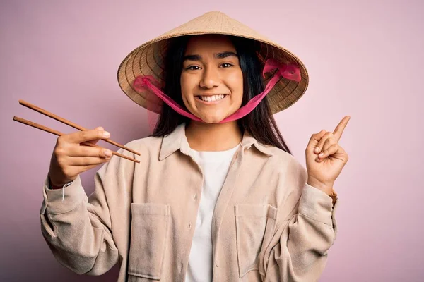 전통적 모자를 젓가락을 사용하여 음식을 타이의 여성은 손가락으로 옆구리를 행복하게 — 스톡 사진