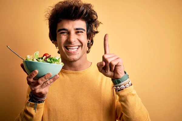 Jeune Bel Homme Tenant Bol Avec Salade Debout Sur Fond — Photo