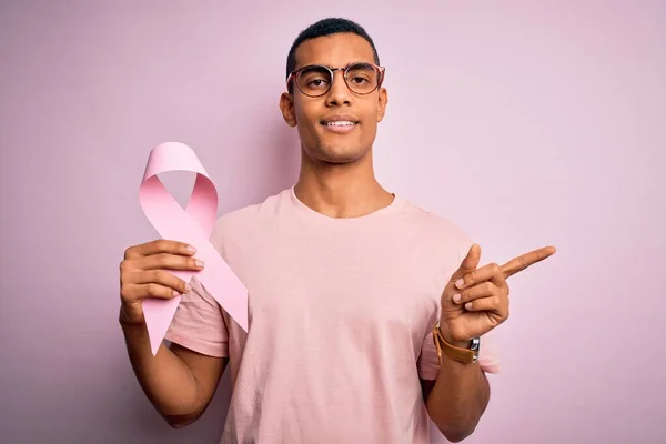 Jovem Homem Afro Americano Bonito Enfiando Fita Câncer Rosa Sobre — Fotografia de Stock