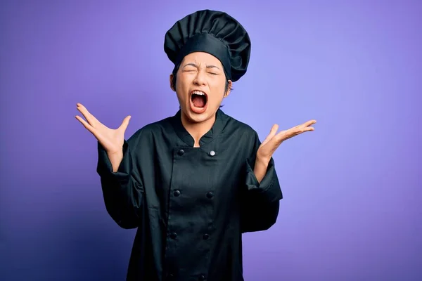 Mladý Krásný Čínský Kuchař Žena Sobě Vařič Uniformu Klobouk Přes — Stock fotografie