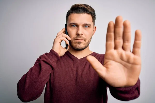 Young Man Blue Eyes Speaking Phone Having Conversation Smartphone Open — Stock Photo, Image