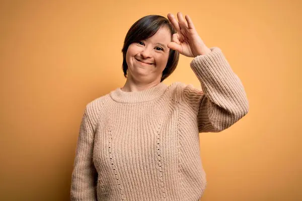 Sarı Arka Planda Rahat Süveter Giyen Genç Sendromlu Kadın Gülümsüyor — Stok fotoğraf