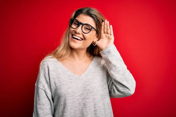 Joven Mujer Rubia Hermosa Con Suéter Gafas Sobre Fondo Rojo —  Fotos de Stock