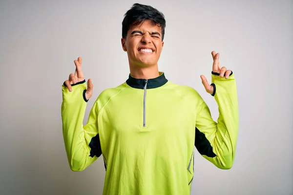 Jovem Desportista Bonito Fazendo Esporte Vestindo Sportswear Sobre Fundo Branco — Fotografia de Stock