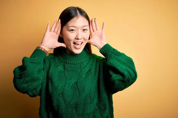 Jonge Mooie Aziatische Vrouw Draagt Groene Wintertrui Gele Geïsoleerde Achtergrond — Stockfoto