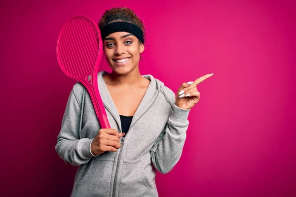 Jonge Afrikaanse Amerikaanse Sportvrouw Tennissen Met Behulp Van Racket Geïsoleerde — Stockfoto