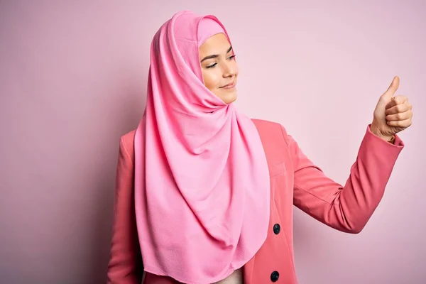 Joven Chica Hermosa Usando Hijab Musulmán Pie Sobre Fondo Rosa —  Fotos de Stock