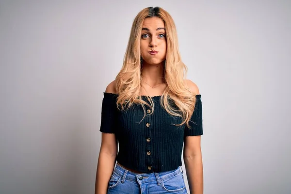 Junge Schöne Blonde Frau Lässigem Shirt Die Vor Isoliertem Weißem — Stockfoto