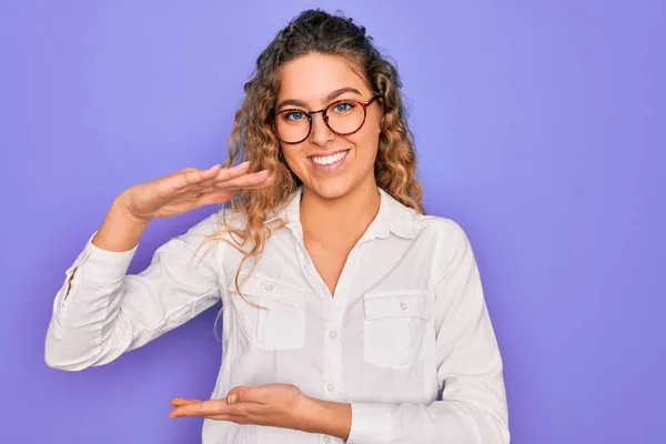 Jonge Mooie Vrouw Met Blauwe Ogen Dragen Casual Shirt Bril — Stockfoto