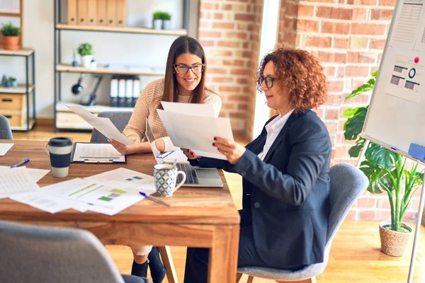 Dos Hermosas Empresarias Sonriendo Felices Confiadas Sentados Con Una Sonrisa — Foto de Stock