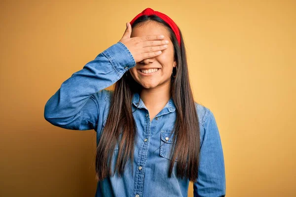 Genç Güzel Asyalı Bir Kadın Sarı Arka Plan Üzerinde Rahat — Stok fotoğraf