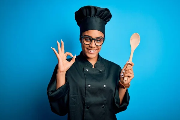 Jovem Chef Americano Africano Menina Vestindo Uniforme Fogão Chapéu Segurando — Fotografia de Stock