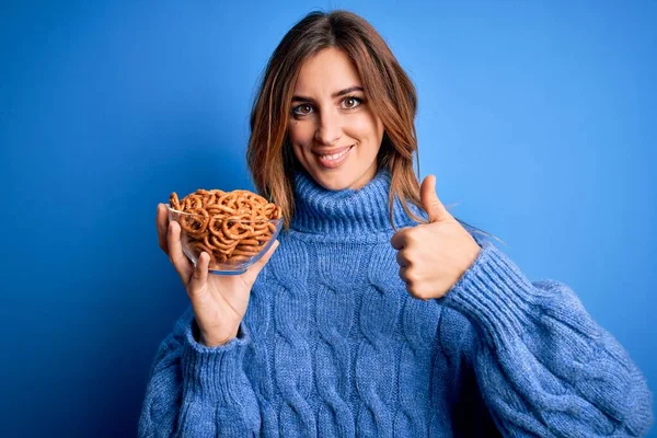 Joven Hermosa Morena Sosteniendo Tazón Alemán Horneado Pretzels Sobre Fondo — Foto de Stock