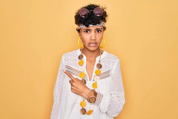 Jong Mooi Afrikaans Amerikaans Afro Hippie Vrouw Dragen Zonnebril Accessoires — Stockfoto