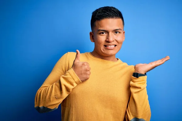 Junger Gutaussehender Lateinischer Mann Gelbem Lässigen Pullover Über Isoliertem Blauem — Stockfoto