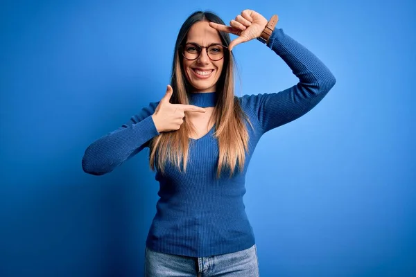 Mavi Gözlüklü Genç Sarışın Bir Kadın Mavi Arka Planda Durup — Stok fotoğraf