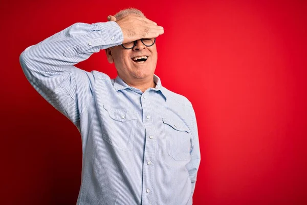 Ein Gutaussehender Mann Mittleren Alters Der Lässig Gestreiftes Hemd Und — Stockfoto