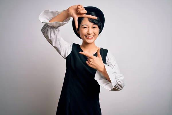 Mladá Krásná Asijská Dívka Sobě Ležérní Šaty Klobouk Stojící Nad — Stock fotografie